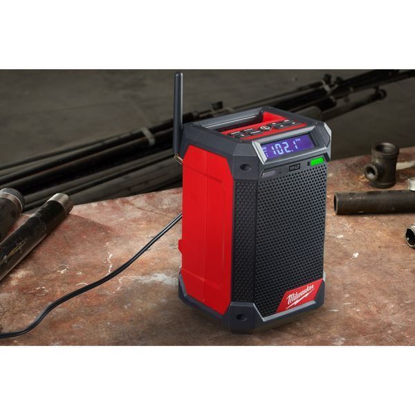 Радіоприймач із зарядним пристроєм MILWAUKEE, M12 RCDAB+ 4933472114 фото