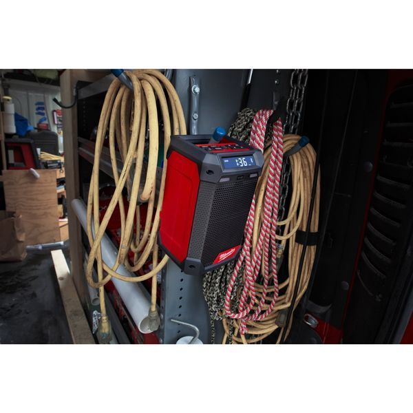 Радіоприймач із зарядним пристроєм MILWAUKEE, M12 RCDAB+ 4933472114 фото