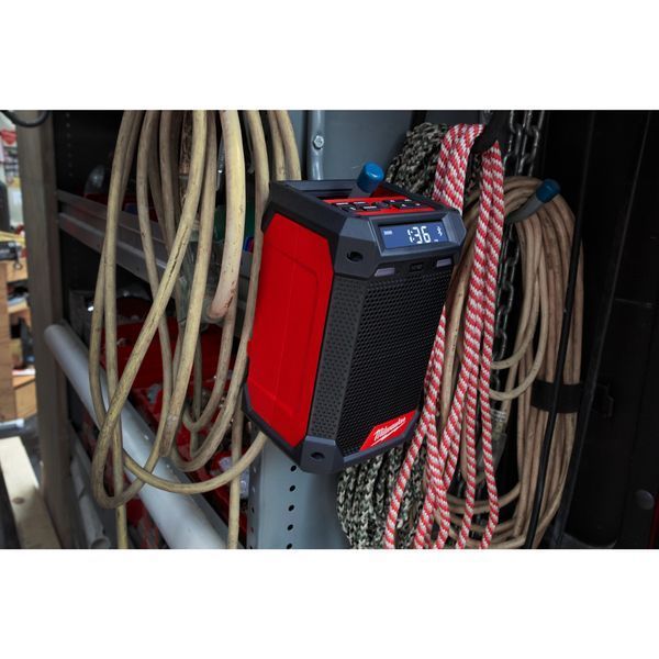 Радіоприймач із зарядним пристроєм MILWAUKEE, M12 RCDAB+ 4933472114 фото