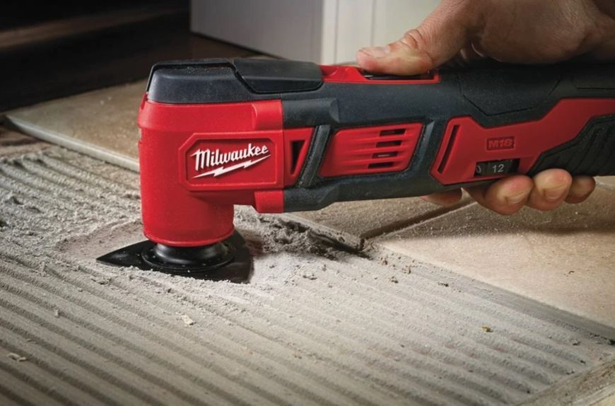 Інструмент багатофунціональний акумуляторний MILWAUKEE, M18 BMT-421C (+ заряд.пристрій, 2 акум., аксесуари, HD кейс) 4933446210 фото