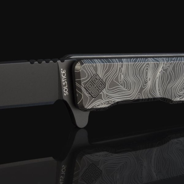Ніж Ocaso Solstice, Engraved titanium Topo Pattern, Black 4009339 фото