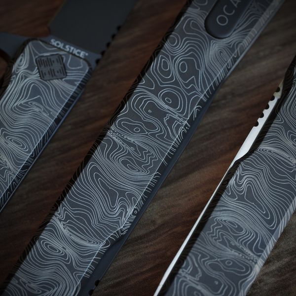 Ніж Ocaso Solstice, Engraved titanium Topo Pattern, Black 4009339 фото