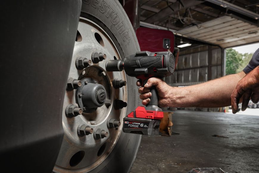 Гайковерт акумуляторний безщітковий MILWAUKEE 1/2" (2034 Нм) M18 FHIWF2F12MC-502X жилет + M18 ALIS-0 4933499452 фото