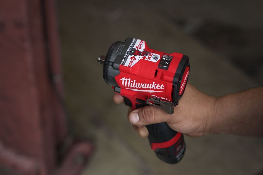 Гайковерт високомоментний акумуляторний MILWAUKEE 1/2" (746 Нм) M12 FCIWF12G3-0 4933493454 фото