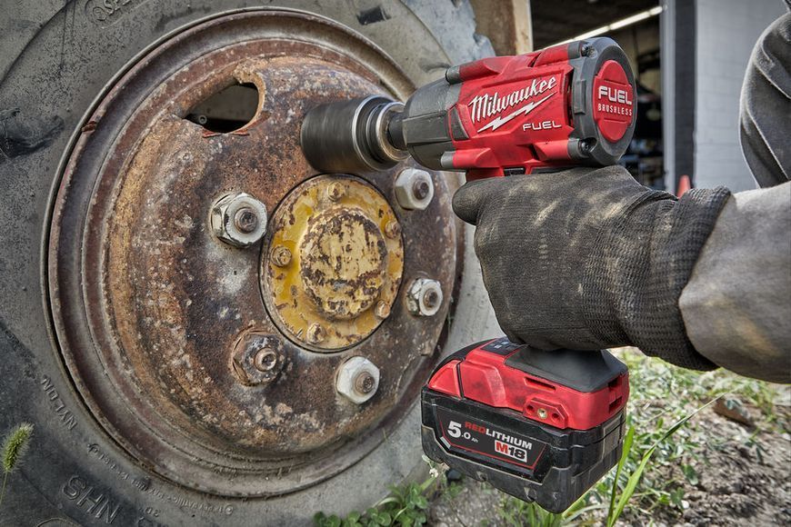 Гайковерт акумуляторний безщітковий MILWAUKEE 1/2" (881 Нм) M18 FMTIW2F12-0, з кільцем (каркас) + M18 B5 подарунок 4933498057/B5 фото