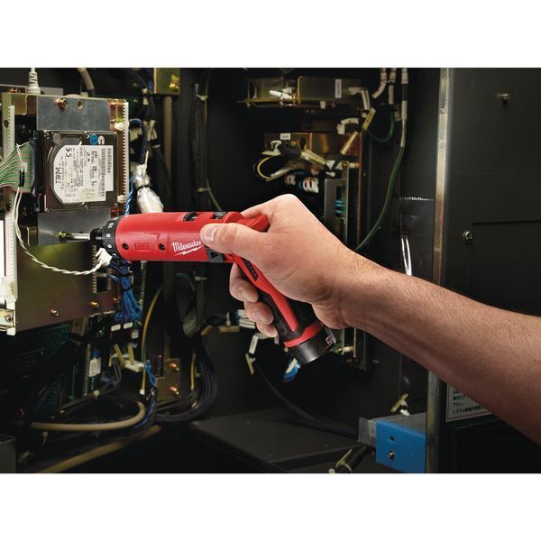 Викрутка акумуляторна MILWAUKEE M4 D-202B, (+ заряд. пристрій, 2 акум.Х2Аг, сумка для інструментів) 4933440475 фото