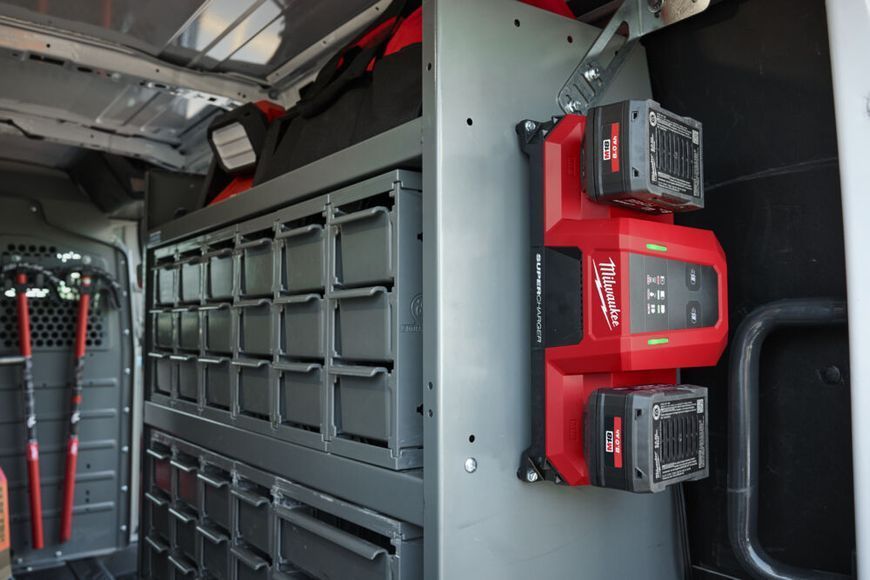 Зарядний пристрій MILWAUKEE M18 MDBSC DUAL SUPER CHARGER (на 2 акумулятора) 4932498557 фото