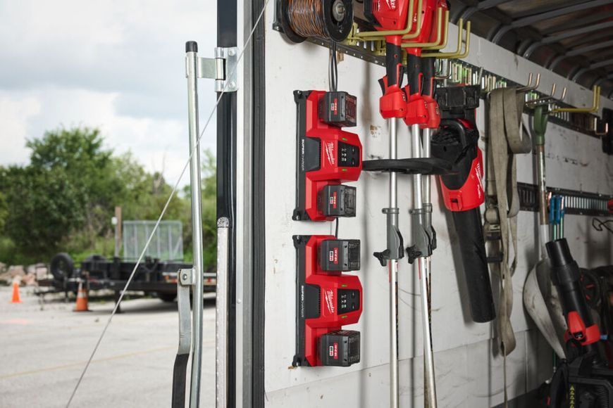 Зарядний пристрій MILWAUKEE M18 MDBSC DUAL SUPER CHARGER (на 2 акумулятора) 4932498557 фото