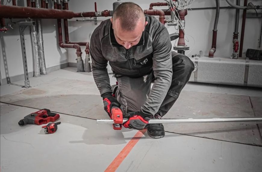 Акумуляторний труборіз по неіржав. сталі MILWAUKEE M12PCSS-202C (+2 акумулятори, зарядний пристрій, HD кейс) 4933479242 фото