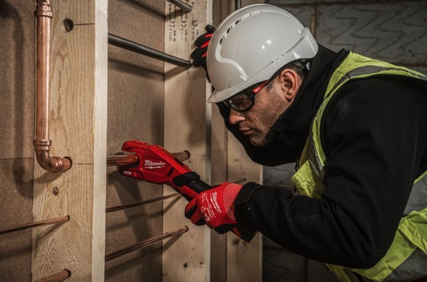 Акумуляторний труборіз по неіржав. сталі MILWAUKEE M12PCSS-202C (+2 акумулятори, зарядний пристрій, HD кейс) 4933479242 фото