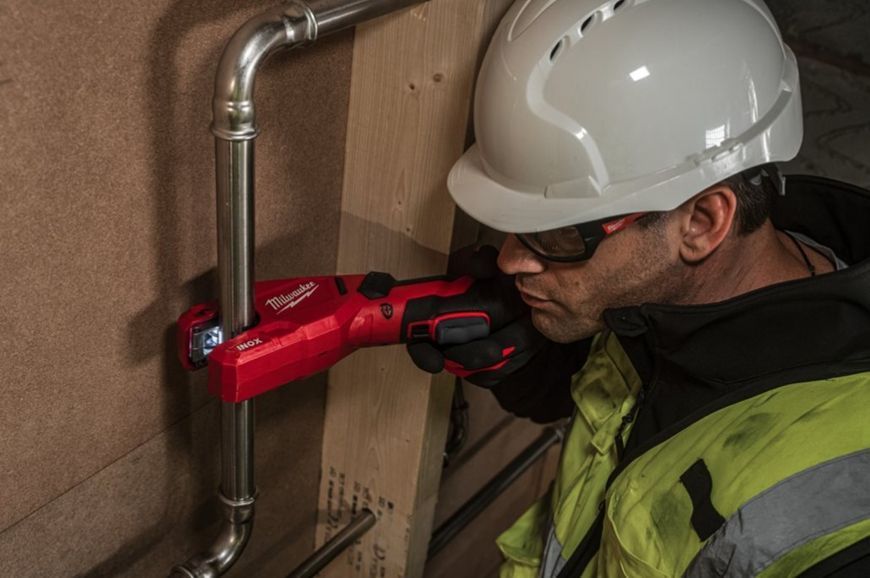 Акумуляторний труборіз по неіржав. сталі MILWAUKEE M12PCSS-202C (+2 акумулятори, зарядний пристрій, HD кейс) 4933479242 фото