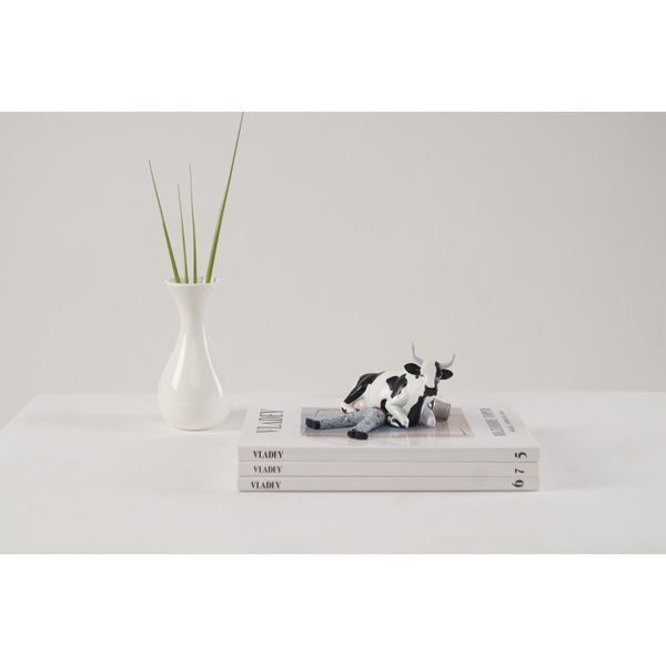 Коллекционная статуэтка корова Sitting on Mant, Size М 47811 фото