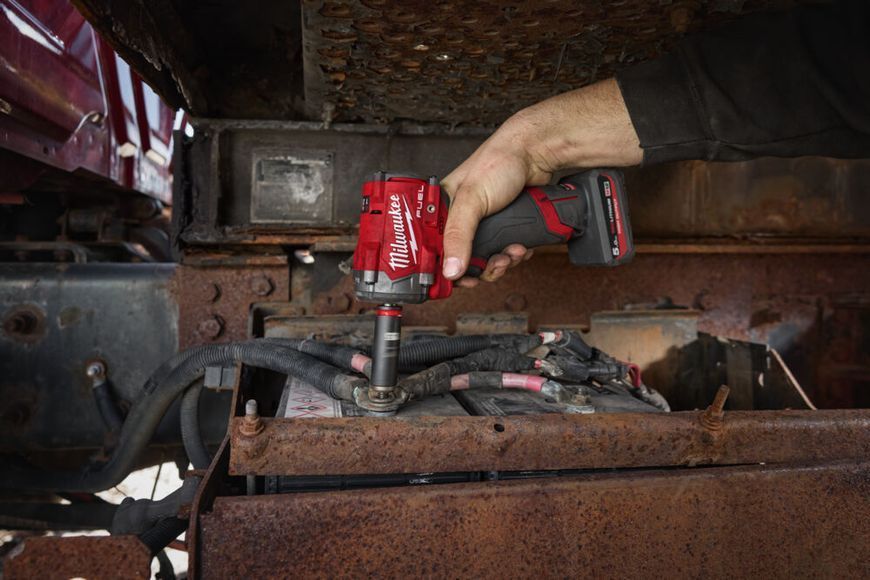Гайковерт акумуляторний 3/8'' MILWAUKEE з кільцем M12 FCIWF38G3-502X, 745Нм (зарядний пристрій, 2 акум. Х 5Аг, HDкейс) 4933493452 фото